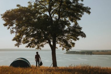 Ağacın altında poz kişi