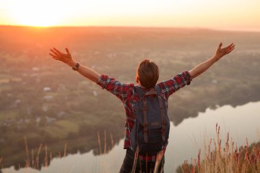 Nehir apart elleriyle adam