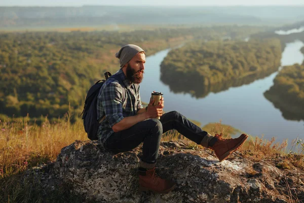 Pria dengan kopi berpose di pegunungan — Stok Foto