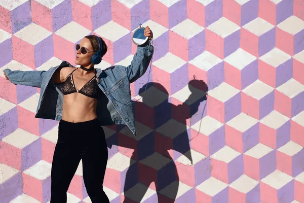 Hippi kız ile müzik oyuncu