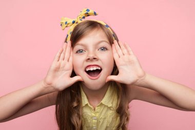 Küçük kız pembe üzerinde kamera bağırarak