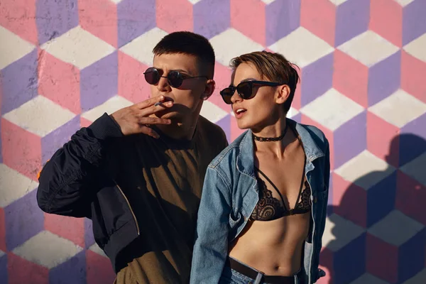 Şık kendine güvenen genç Çift