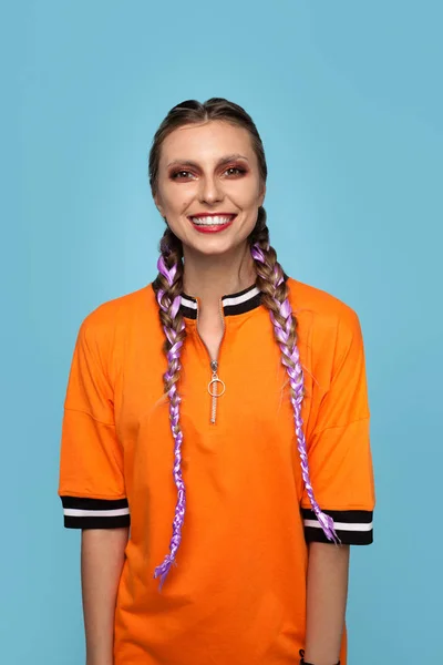 Hipster mujer con trenzas en azul — Foto de Stock