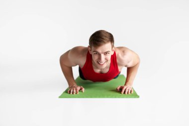 Neşeli adam şınav