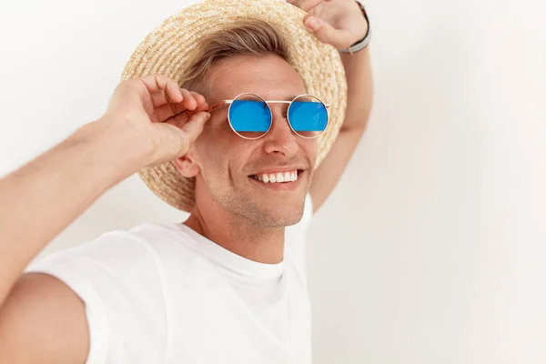 Uomo elegante in occhiali da sole — Foto Stock