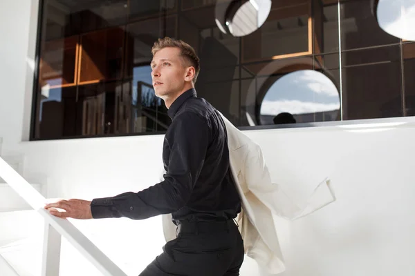 Elegante caballero subir escaleras —  Fotos de Stock