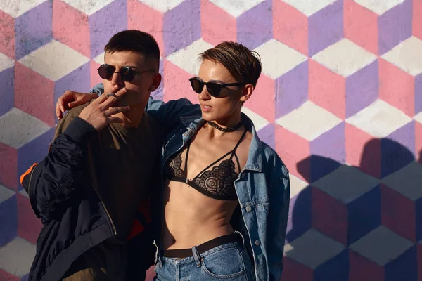 İnsanların güvenle poz kucaklayan trendy