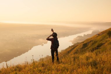 İnsan ile doğanın içinde smartphone