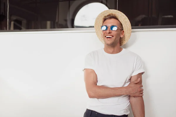 Sonriente hombre hipster en sombrero de paja —  Fotos de Stock