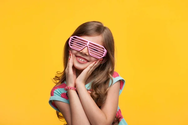 Chica encantadora posando en gafas de sol —  Fotos de Stock