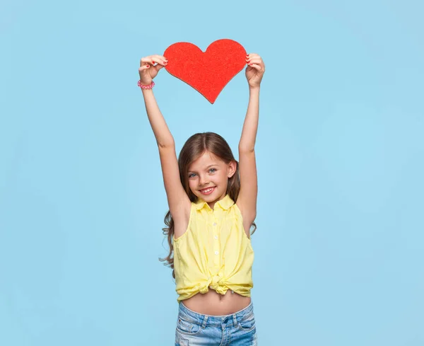 Imádnivaló gyermek papír szívvel — Stock Fotó