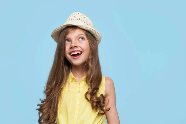 Little girl looking excitedly up — Stock Photo, Image