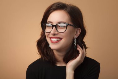 Şık zarif gözlük modelinde