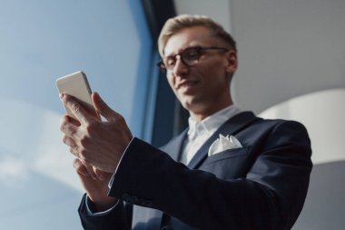 İşadamı Smartphone içinde kullanma