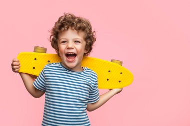 Neşeli sarı longboard çocukla