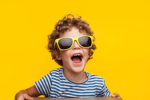 Schattig kind in heldere zonnebril op oranje — Stockfoto