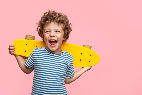 Gladlynt pojke med gula longboard — Stockfoto