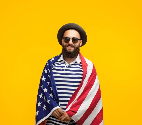 Homem posando na bandeira americana — Fotografia de Stock