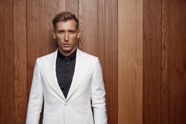 Kendine güvenen adam kılığında poz