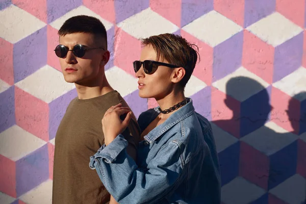 Şık gençler güneş ışığı altında poz