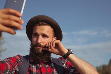 Hipster ayarı bıyık doğada