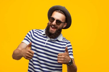 Neşeli hipster el başparmak yukarıya