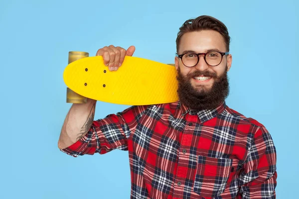 Hombre sonriente posando con patín — Foto de Stock