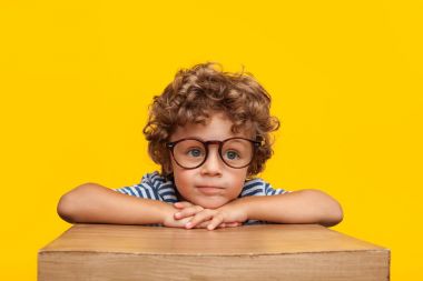 Studio gözlüklü şirin çocuk