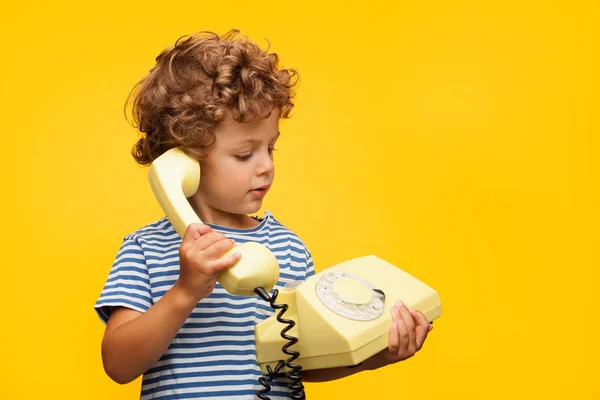 Jongen pratende verouderde telefoon — Stockfoto