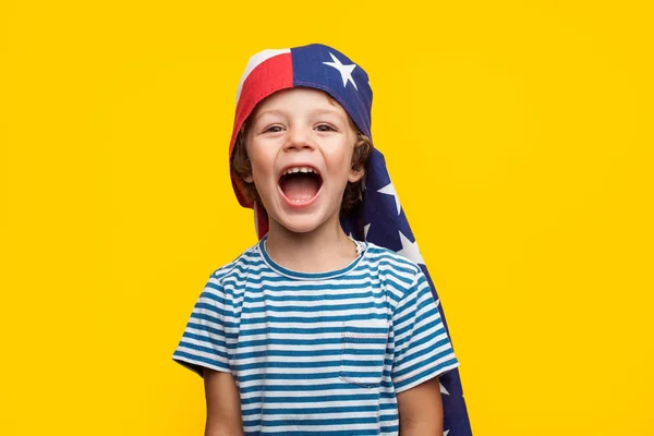 Ragazzo allegro con bandiera sulla testa — Foto Stock