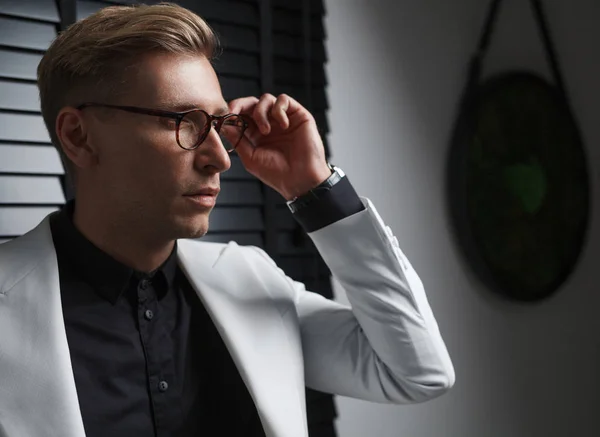El hombre a la moda en las gafas y el traje —  Fotos de Stock