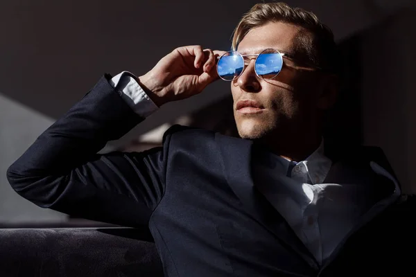 Hombre guapo en gafas de sol —  Fotos de Stock