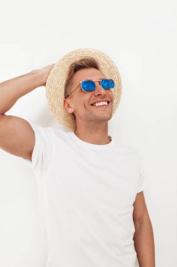 Neşeli hipster adam beyaz poz