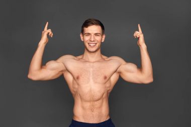 Studio poz kaslı vücut geliştirmeci