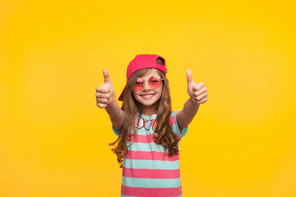Stylish little girl showing thumbs up — Stock Photo, Image
