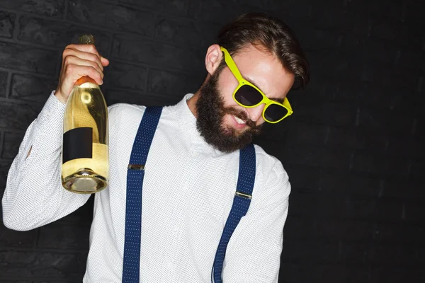 Homem da moda animado com champanhe — Fotografia de Stock