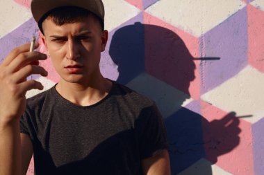 Hipster adam sokakta Sigara