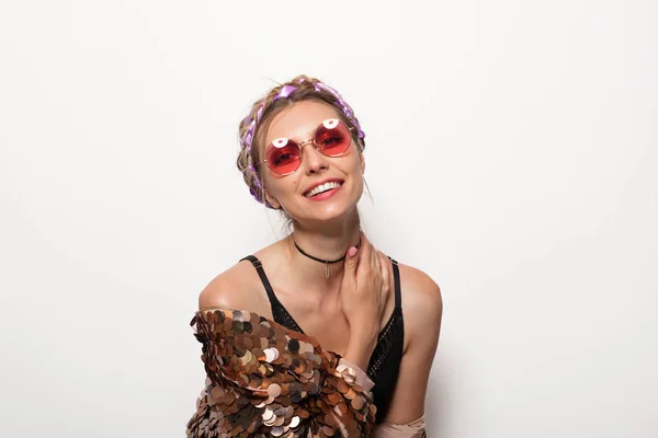 Hermosa mujer en gafas de sol en blanco — Foto de Stock