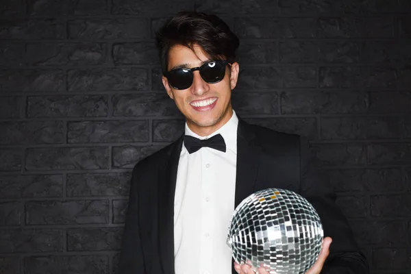 Hombre fiestero con bola disco —  Fotos de Stock