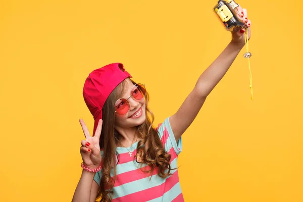 Gaya gadis kecil mengambil selfie — Stok Foto