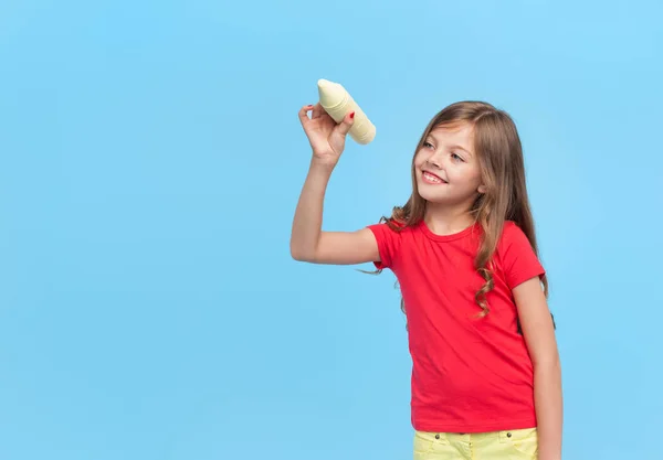 Ragazza sorridente in possesso di gesso matita in piedi . — Foto Stock