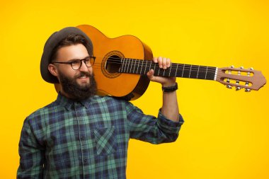 Gitar Studio ile şık adam