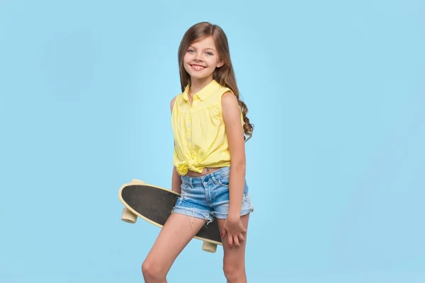Stylisches kleines Mädchen mit Longboard — Stockfoto