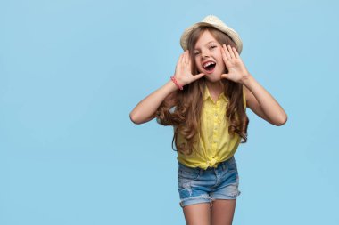 Küçük kız yüksek sesle bağırarak