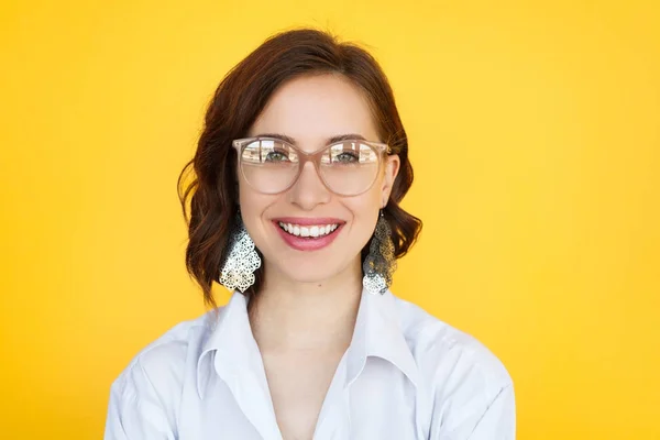 Elegáns nő pózol a szemüvegek — Stock Fotó