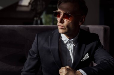 Kendine güvenen şık erkek güneş gözlüğü