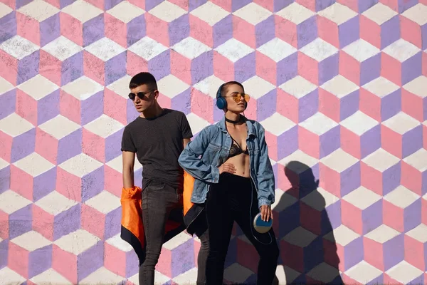 Kendine güvenen genç gençler trendy giyim