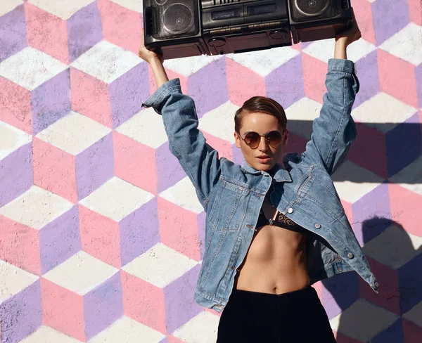 Trendy kadın ile siyah boombox poz