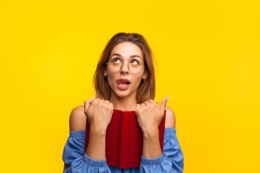 Kitap ile rüya gibi kız