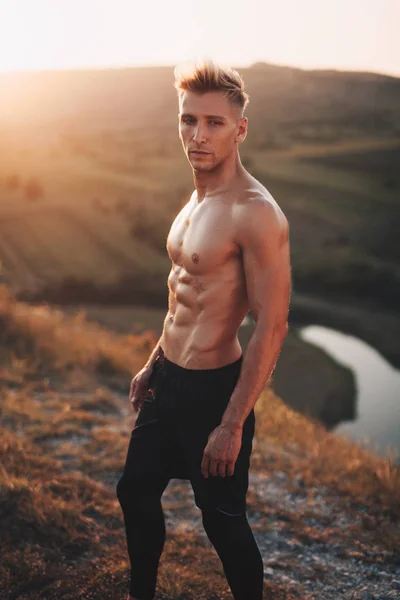 Shirtless muscular homem na colina — Fotografia de Stock